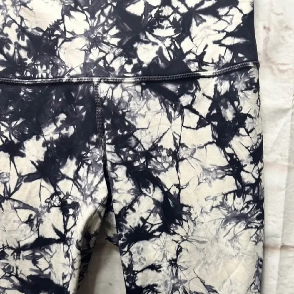 Lululemon women's align leggings black/white‎ swirl size 8